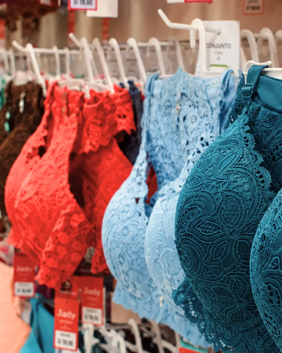 Peças de lingerie expostas no centro de distribuição